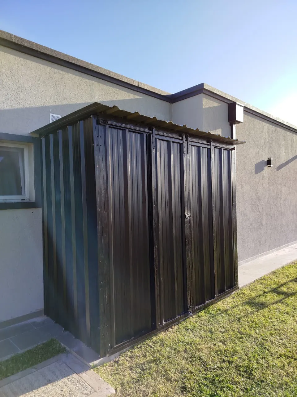 Galpón de Chapa Corrediza — estructura de hierro E-poxi con puertas corredizas, Decoregue Bernal