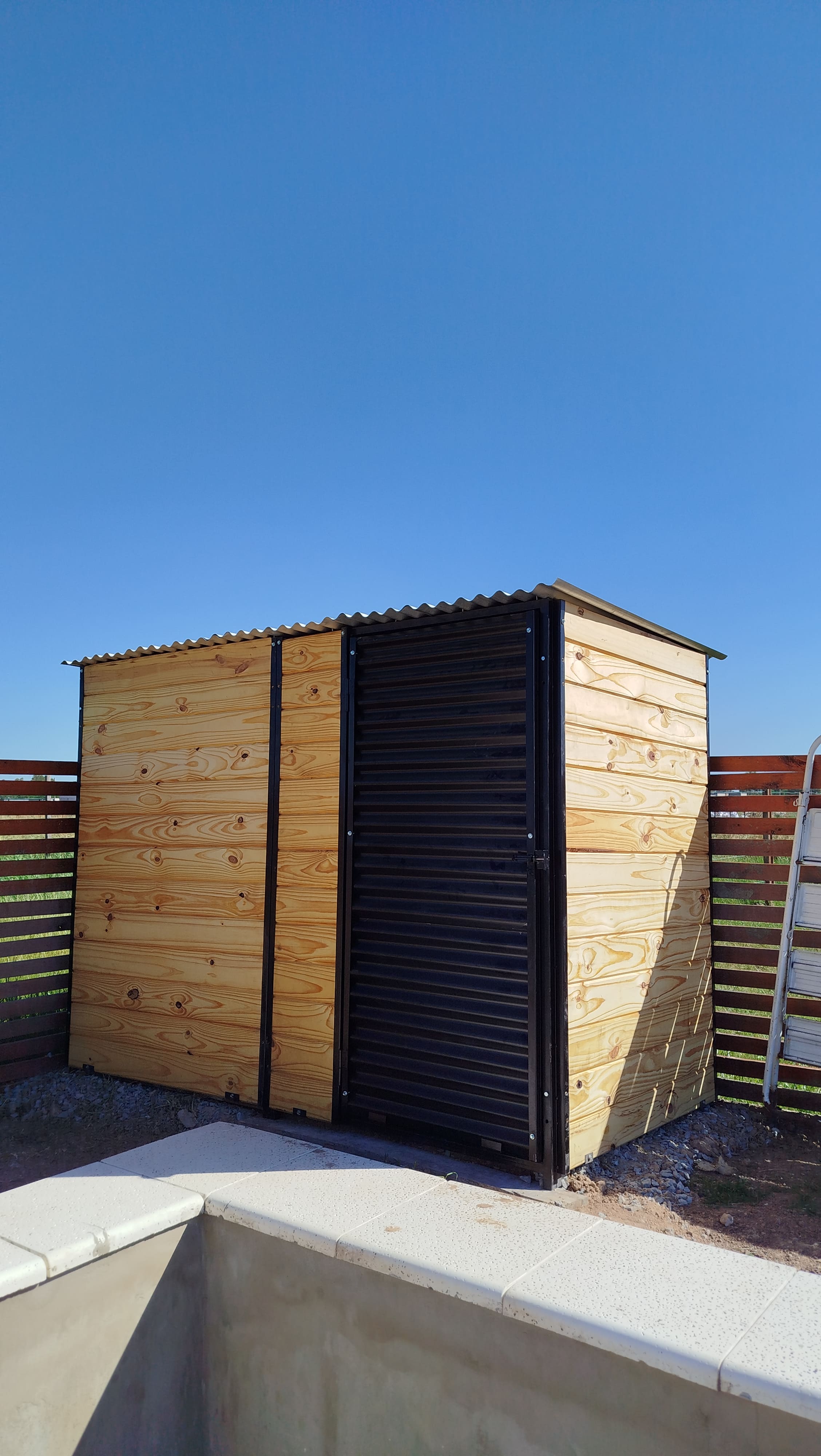 Galpón de Jardín de Madera — madera machimbre Taeda con estructura de hierro, Decoregue