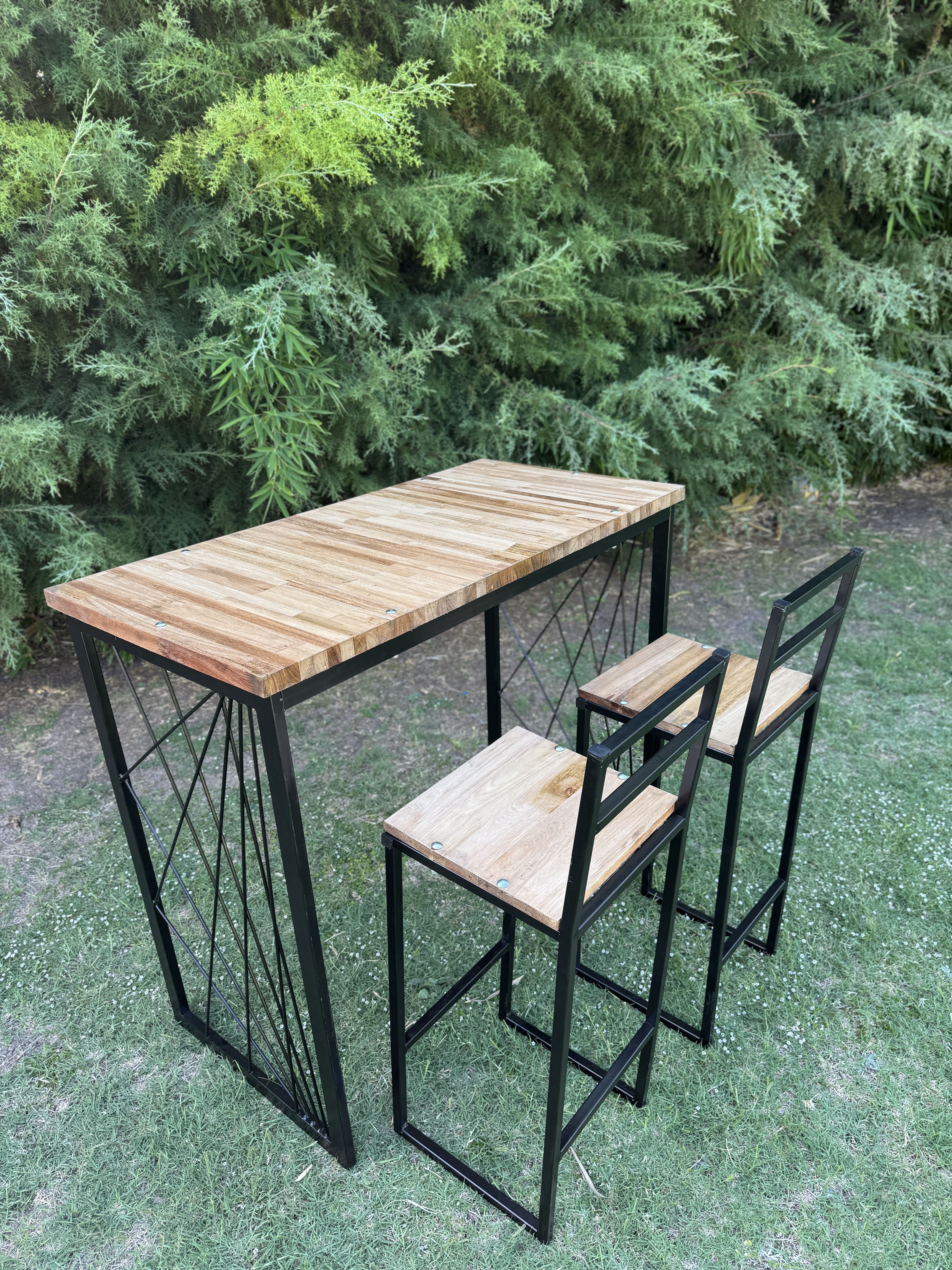 Mesa Alta más 2 Banquetas en hierro y madera — kit completo para jardín, Decoregue Bernal