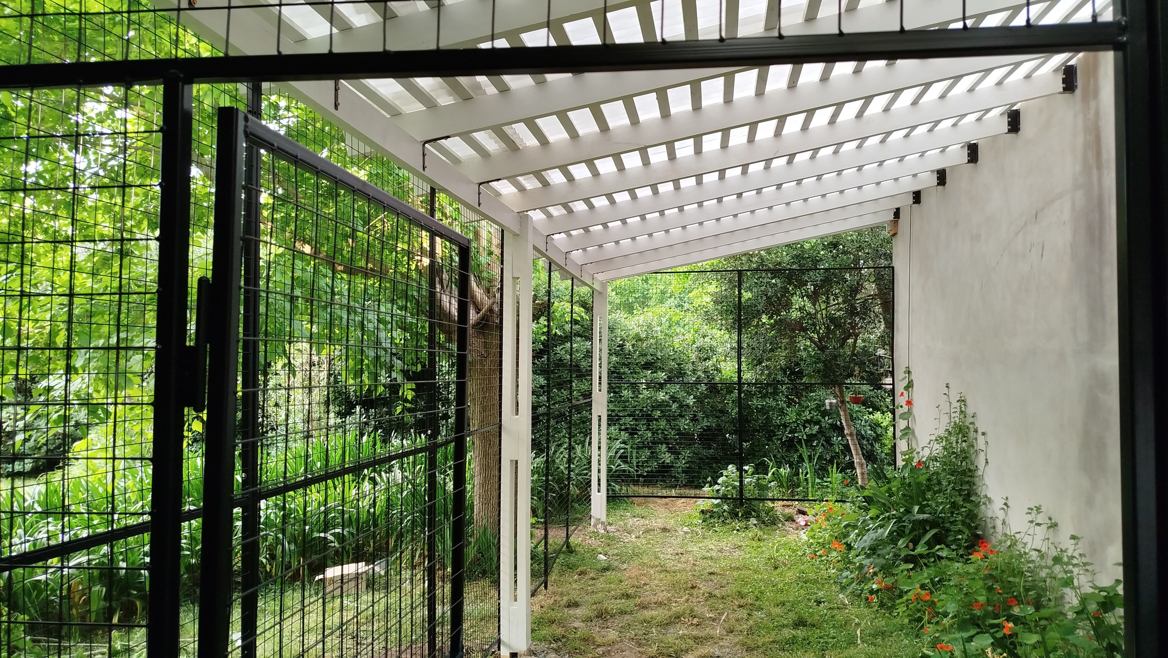 Pérgola de Jardín — madera, hierro y chapa, fabricación artesanal Decoregue Bernal